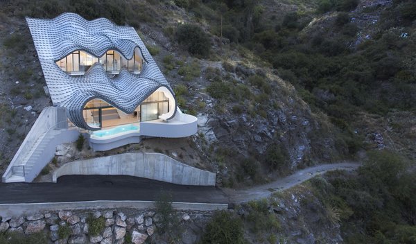 Une maison incrustée dans la falaise en Espagne
