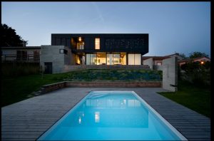 Maison en béton brut et acier noir