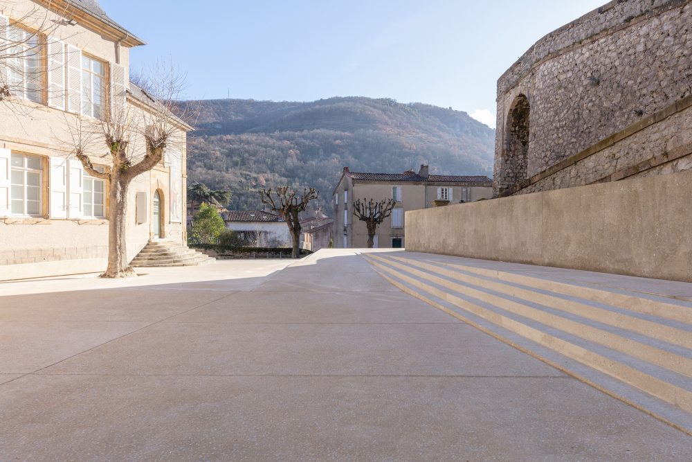 Parvis du château de Foix, Kansei TV